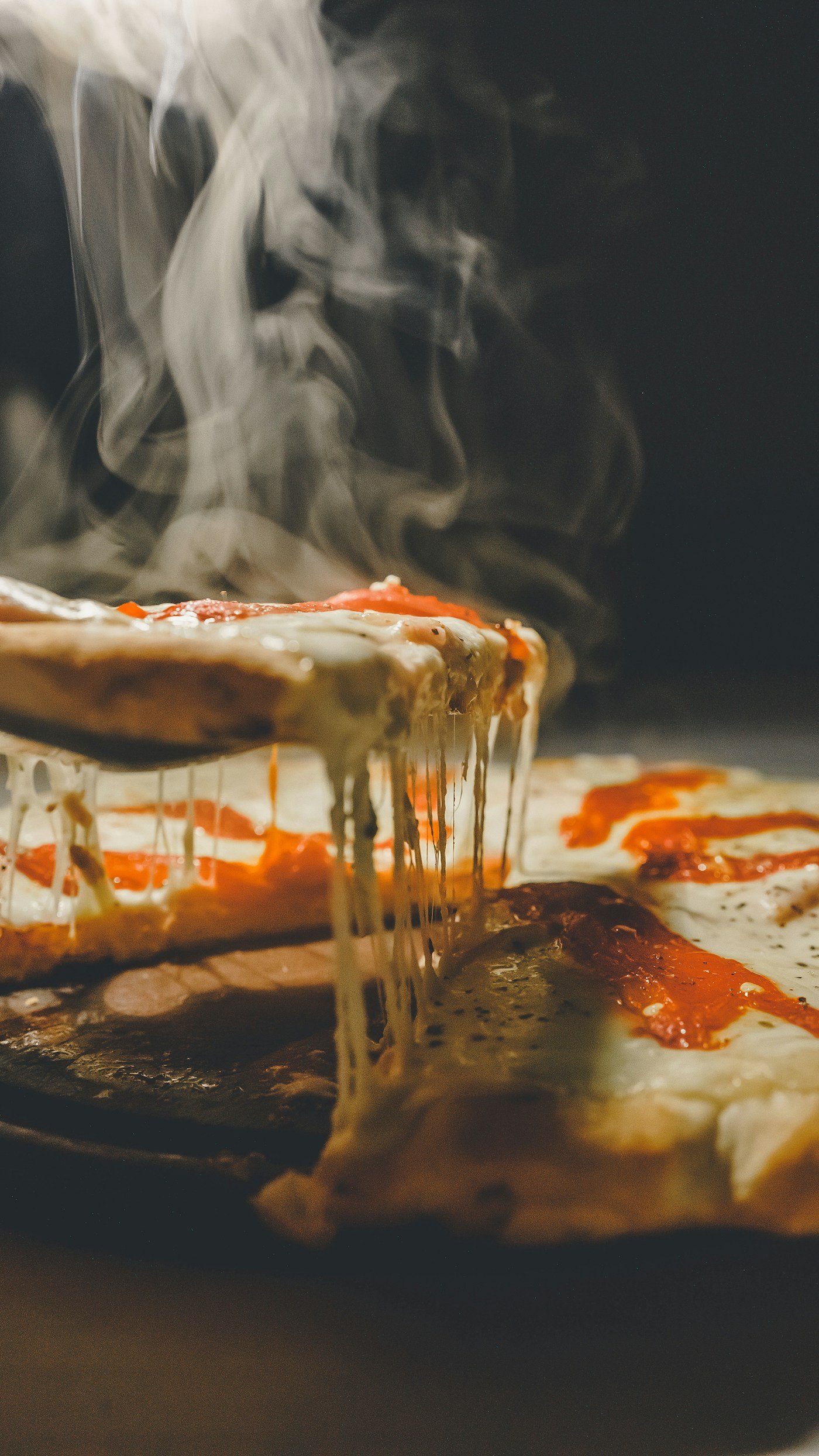 Pizza fumante au feu de bois